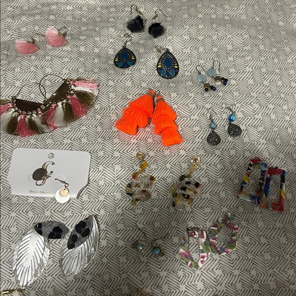 Assorted Fashion Earrings Collection - Picture 5 of 6